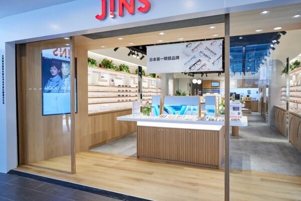 JINS以旗艦店規模來規劃位於東區的忠孝敦化店，採用全新設計概念，創造現代風的簡潔調性。圖／JINS提供
