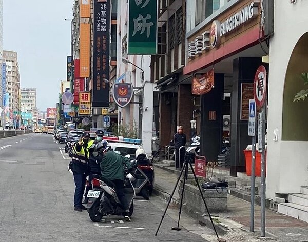 台中市警局執行行人正義大執法,兩周告發5479件,市警局宣布延長專案到4月9日。圖/台中市警局提供