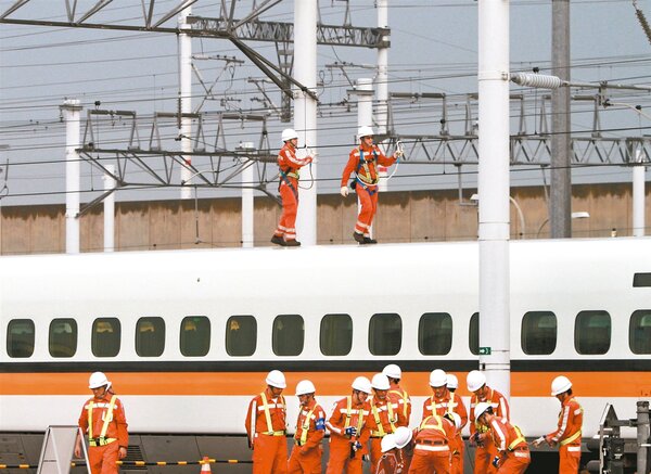 台灣高鐵集電弓昨又異常降弓。高鐵公司表示五月底前要全面特檢。圖為高鐵集電弓維修演練。圖／聯合報系資料照