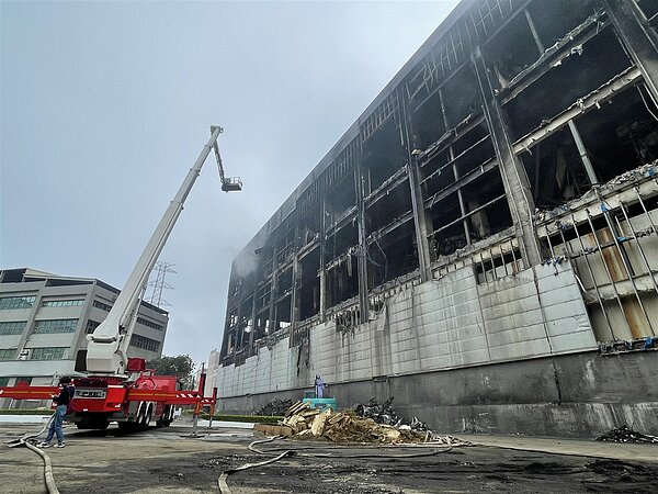 桃園美福倉儲發生大火,業者卻不必罰,引發外界熱議。本報資料照