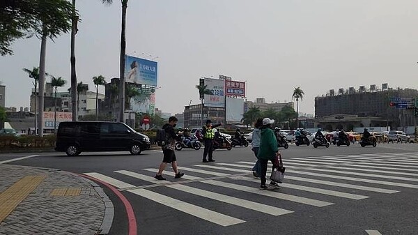 車未禮讓行人加重處罰新制上路,台南兩日科技執法155件違規。圖/台南市政府提供