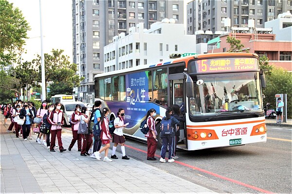 10元搭到飽!169萬人都要台中公車交通卡 年輕、高齡者熱門路線曝光 創全台最便宜的台中市「雙十公車」政策獲熱烈迴響,台中市政府交通局統計,截至今年2月底止,申請交通卡的市民已達169萬人。圖/台中市政府提供