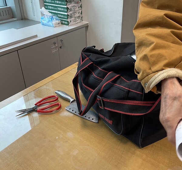 住宅違建太煩!8旬翁工務局陳情,坐下拿出2把刀放桌上。記者李易昌翻攝