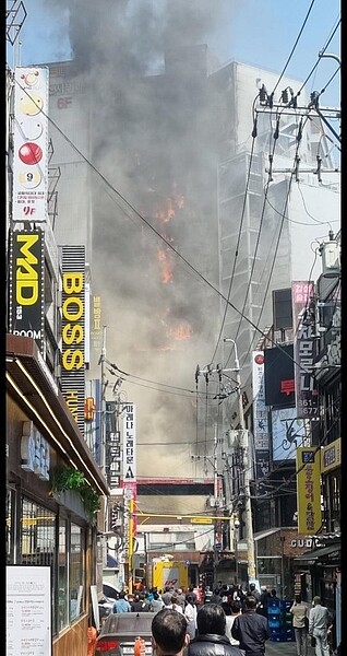 南韓仁川市富平區樂天電影院大樓3日上午發生火災，大樓竄出火舌與濃煙，消防當局派出上百人灌救，目前尚未確認有無人員傷亡。圖／取自推特