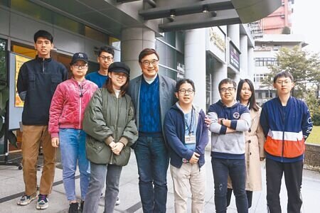 
圖為2020年12月，世新大學陸生與家長為了感謝世新大學副校長李功勤（中）協助陸生返台，特地送字畫給副校長李功勤。（本報資料照片）
