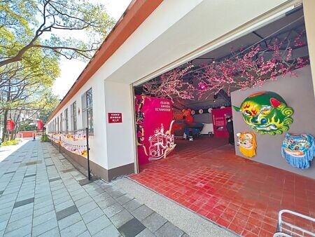 有「八德之肺」美譽的桃園大湳森林公園,部分土地至今仍屬私地。圖為其中4棟廳舍活化為「八塊厝民俗藝術村」。(蔡依珍攝)