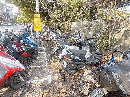 
桃園中壢後火車新興路有許多機車隨意停放，中壢區公所將執行路面及行人環境改善工程整頓。（呂筱蟬攝）
