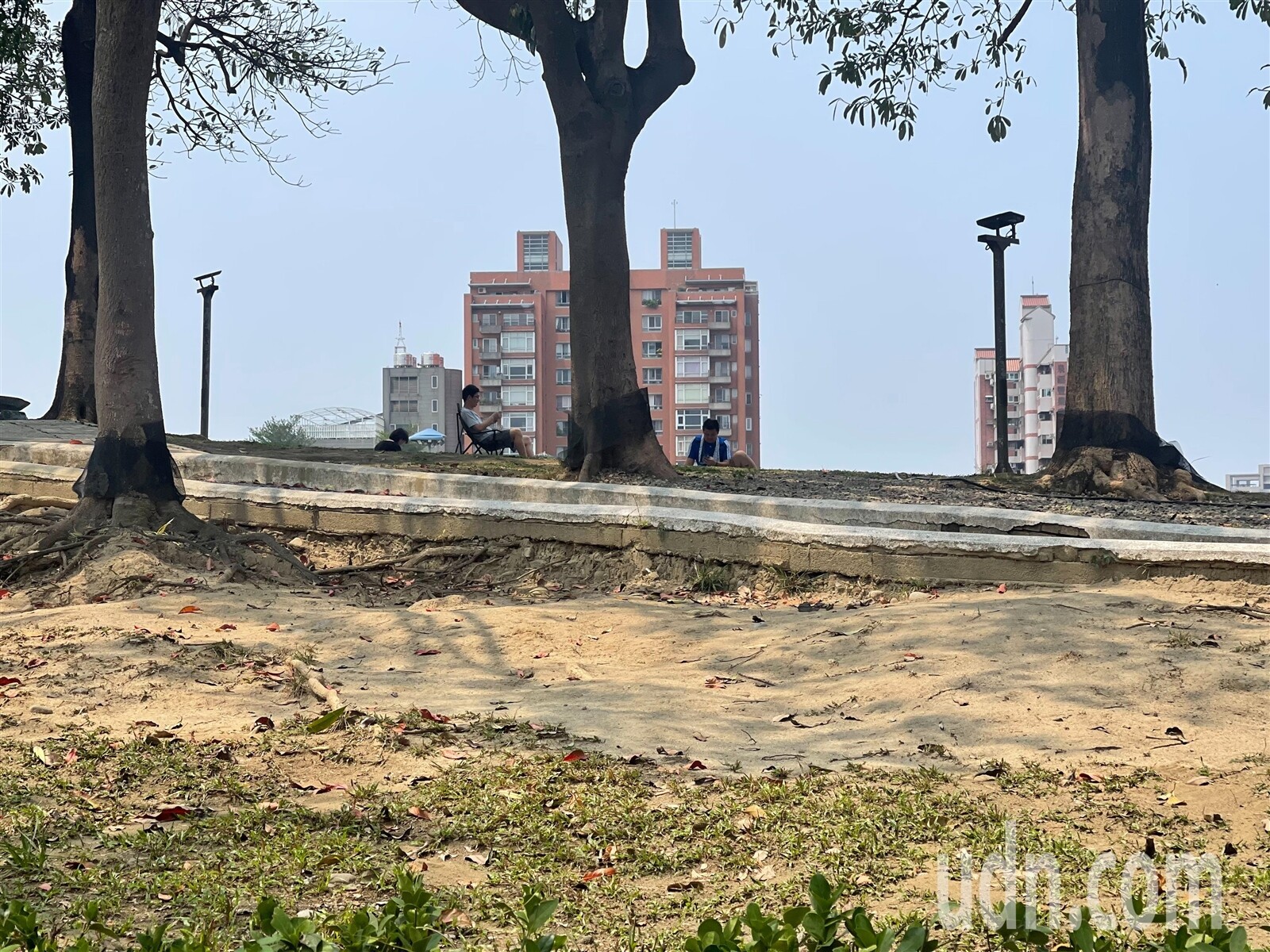 家長指出，台中豐樂公園維護不周，原有草地的部分，光禿僅剩黃土，甚至土壤流失，裸露出人行道地基等，產生逾30公分落差。記者劉柏均／攝影 