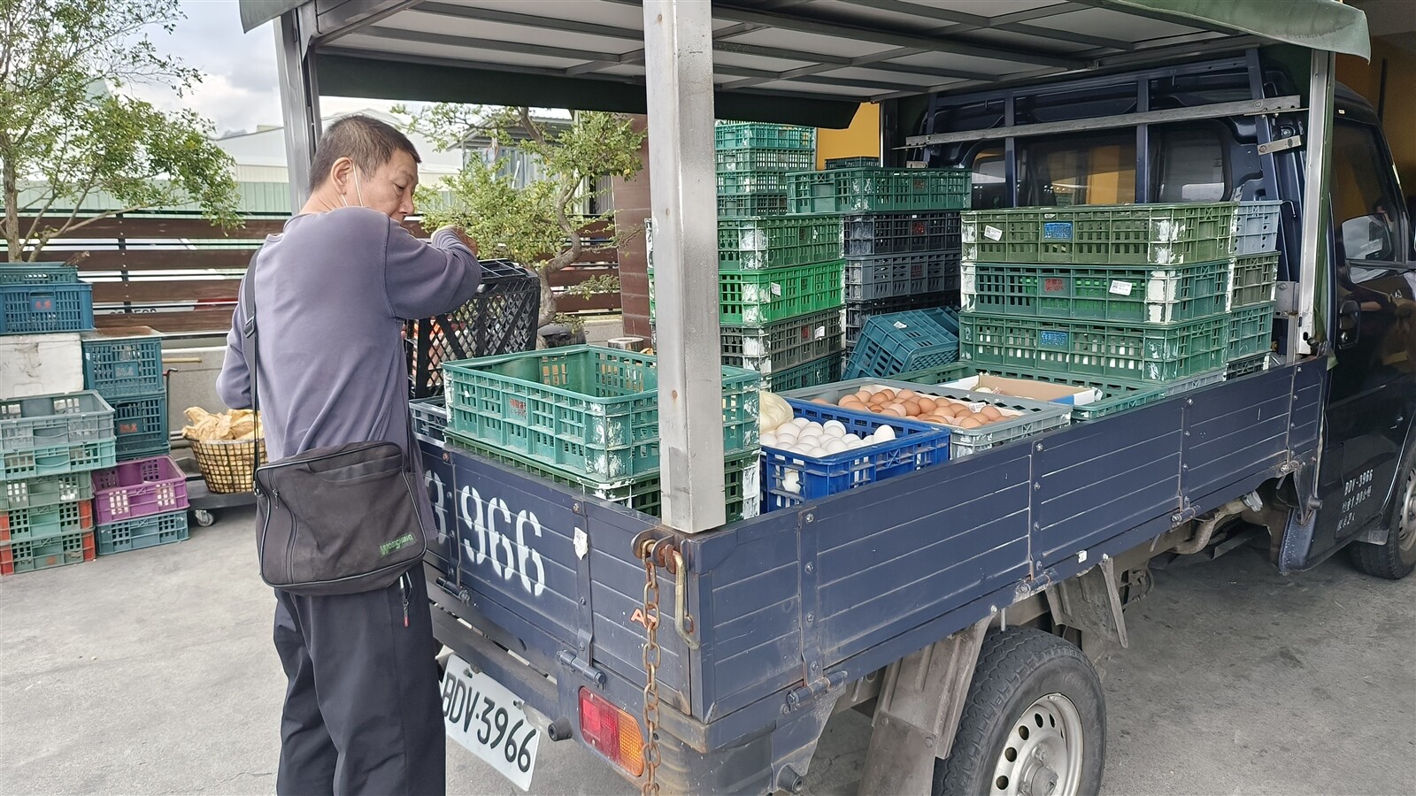 台東億豐蛋行強調，雞蛋供應以在地人為主、部分賣散客，外地人要大量買只能抱歉。記者卜敏正／攝影 