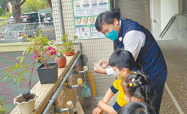 台中市衛生局長曾梓展擔任洗手大使，教導學童宣導正確洗手五步驟「溼、搓、沖、捧、擦」。（台中市衛生局提供／馮惠宜台中傳真）