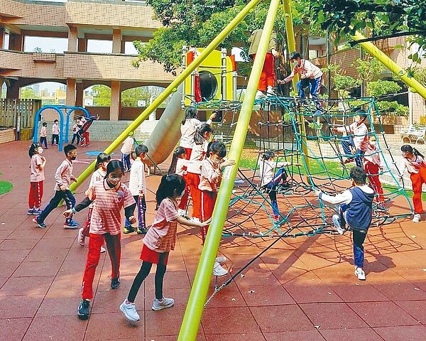 台北市教育局統計,從91學年度至111學年度止,北市國小學生數減少34.59%。(台北市修德國小提供/蔡佩珈台北傳真)