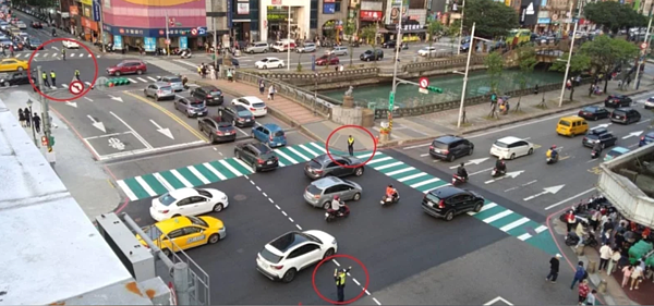 基隆市警方加派警力在重要路口疏導交通,仁一路和愛三路口、信一路和義一路口,同時段有6名警員執勤,淨空路口防車流打結。記者邱瑞杰/攝影