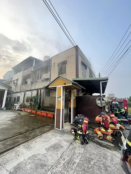 三峽區一處平房發生火警,雖然火勢迅速撲滅,但獨居男姓屋主送醫不治。記者林昭彰/翻攝