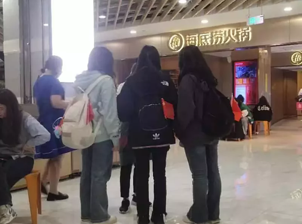 近期,有一些到外地大城市旅遊的大陸年輕人,選擇在靠近景點、精華地段的海底撈「夜宿」。北京青年報