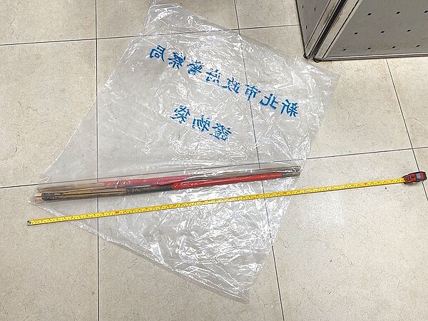 林男1日持掃把的柄毆打妻子,不料隔天妻子突然身體不適,送醫後不治死亡。(新北市樹林警分局提供/呂健豪新北傳真)