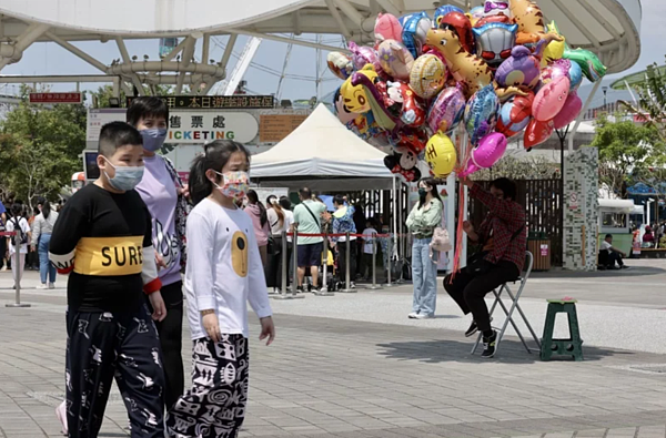 今、明(4、5日)兩天各地白天「暖熱如夏」,北部最高溫近30度、南部更達35度。聯合報資料照
