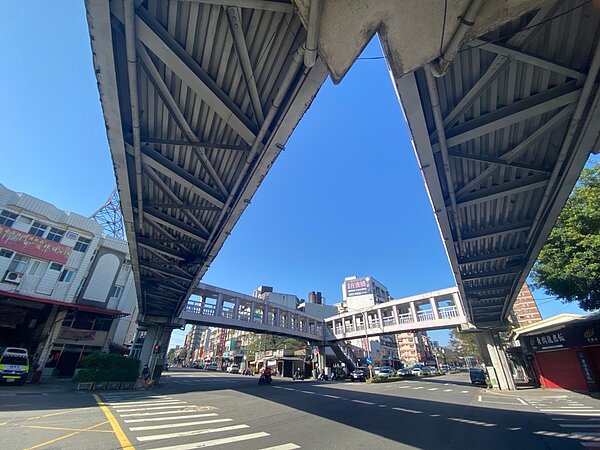 位於林口區的中山路、竹林路口陸橋拆除前。圖/工務局提供