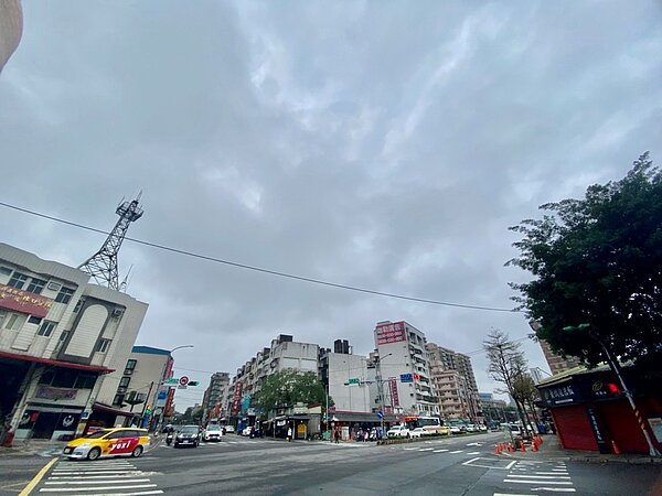 林口區的中山路、竹林路口陸橋,於4月2日清晨拆除完畢,使中山路及竹林路十字路口天際線頓時開闊許多。圖/工務局提供