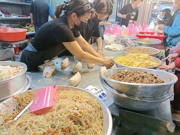 南部潤餅還會包上麵條。圖／楊石旭提供