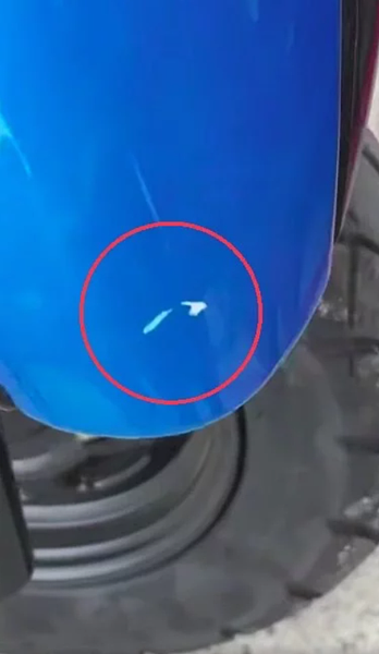 清明連假旅客租機車遊小琉球,因車前斜板刮痕爆發消費糾紛,店家喊冤:有完整告知。圖/取自爆料公社公開版