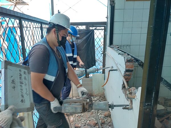 屋主並未在期限內完成改善,因此由拆除大隊依法派員強制執行,以防範未然。圖為違建拆除中/工務局提供