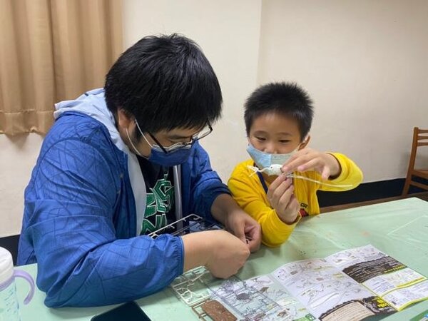 台南市南瀛天文館和兒童科學館皆於連假期間推出迅猛龍化石DIY活動。圖／教育局提供