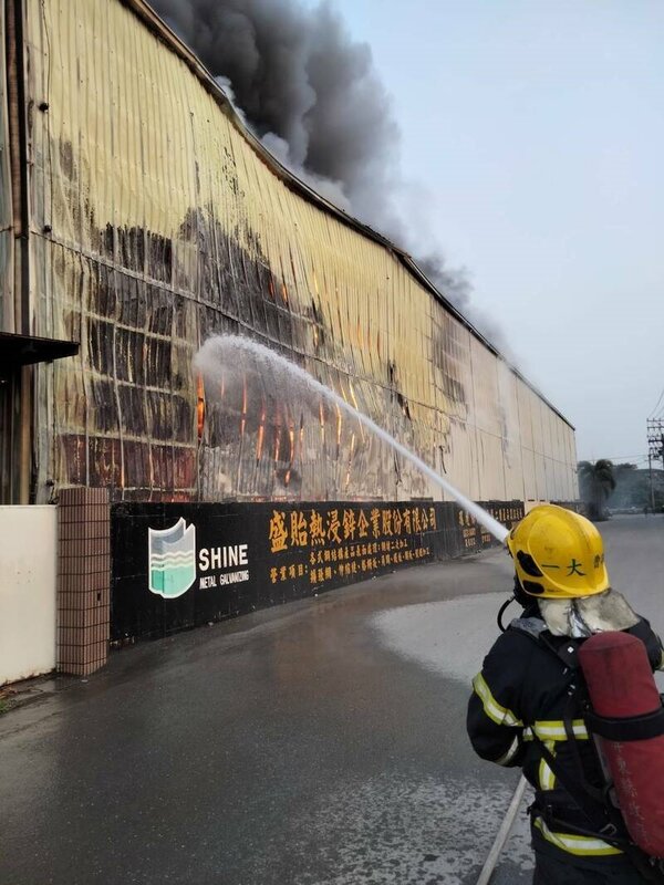 屏東里港一間工廠日下午發生火警。圖／翻攝畫面