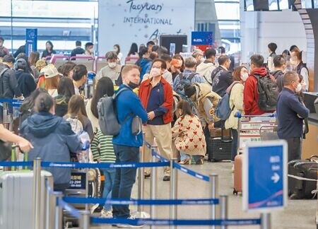 
一連5天的清明連假，讓桃園機場再創疫情解封後旅運高峰。圖為2日桃園機場出境大廳滿滿是排隊報到的出國人潮。（陳麒全攝）
