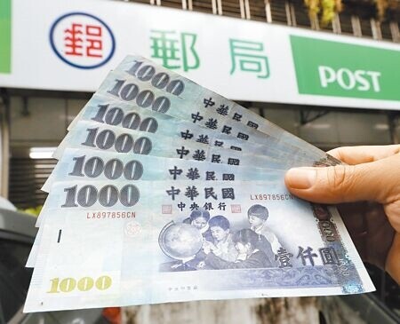 
中華郵政為普發現金6000元登記入帳最多的金融機構，考量4月1日為發薪日，擔心作業來不及，因此自4月2日上午9時起到下午3時撥款入帳。（劉宗龍攝）
