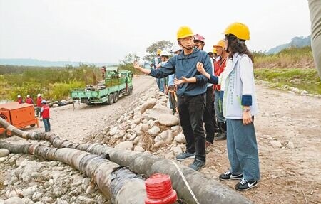 
台中市大甲溪下游增設伏流水抽水設備已完成，立法院副院長蔡其昌（右二）4日現勘。（陳淑娥攝）
