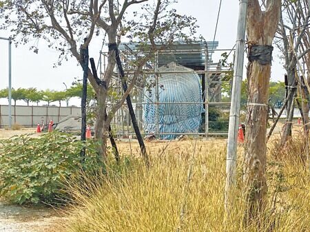 
全球唯二在日本境外的花魁車，台灣唯一1輛落腳台南高鐵站，原本預計2年前開放啟用的花魁車地景公園，至今仍施工中，花魁車也以帆布覆蓋。（曹婷婷攝）
