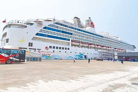 名勝世界1號郵輪4日在高雄首航。(林瑞益攝)