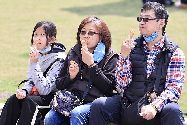 清明連假第5天，最後一天好天氣，各地暖熱如夏，吳德榮說，明晚起轉涼轉雨。示意圖，人物與新聞無關。圖／聯合報系資料照