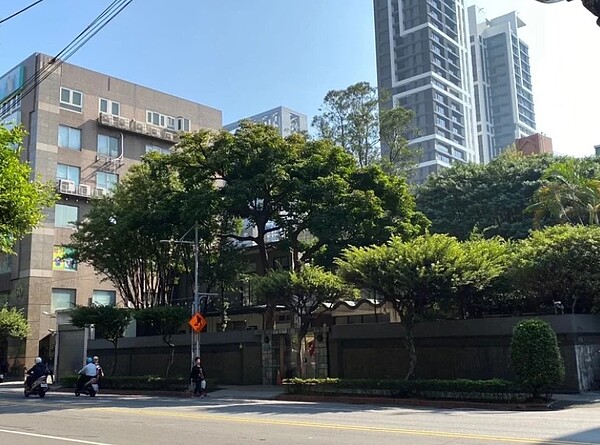 新北板橋府中捷運站附近的「市長官邸」公辦都更案現況照。圖/新北市都更處提供