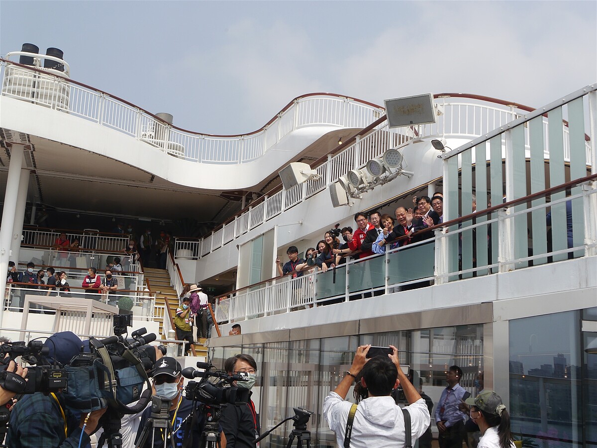 高雄市長陳其邁、澎湖縣長陳光復等人昨天參加「名勝世界壹號」郵輪首航儀式。記者徐白櫻/攝影