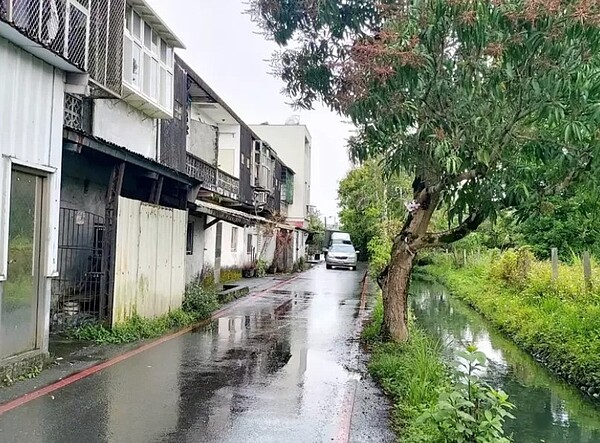 宜蘭市公所爭取興建11號計畫道路，現況彎曲狹窄，部分路段連會車都困難。記者戴永華／攝影
