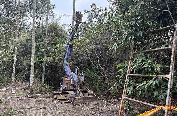 檢警研判,死者當時站在挖土機挖斗附掛的吊籠,結果不慎連籠帶人跌落,頸部因此受傷,導致失血身亡。(讀者提供∕呂妍庭嘉義傳真)