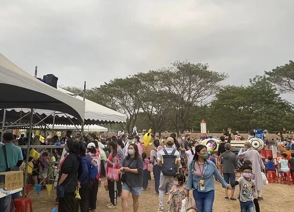 衛武營都會公園在5天連假推出「孩翻高雄」系列活動，氣墊樂園的會場滿滿人潮。圖／取自白喬茵臉書
