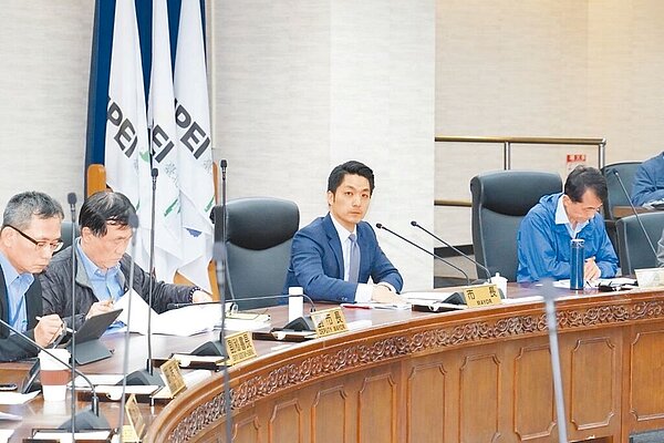 台北市環保局近日針對空氣品質維護區畫設提出成效報告,市長蔣萬安(右二)表示,未來應逐步評估把學校周邊、醫院等地納入空維區。(台北市政府提供/張芷瑜台北傳真)