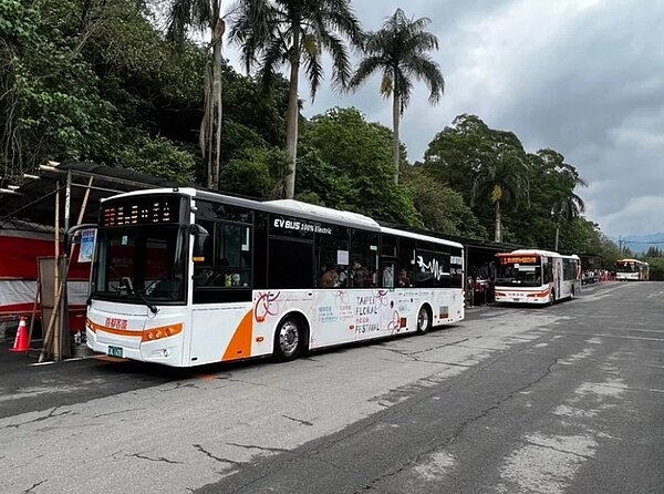 掃墓公車一班接一班疏運人潮(富德靈骨樓)。圖/首都客運集團提供