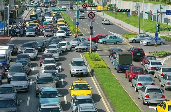 台北市上班尖峰，堤頂大道往內湖塞車嚴重。圖／聯合報系資料照