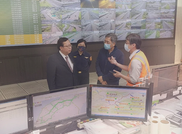行政院副院長鄭文燦視察高速公路局國道疏運狀況。圖/高速公路局提供
