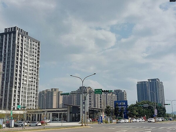 A7大樓成屋社區這兩年平均出售量僅約1~2%,且近年人口持續移入、商機提升,詢問設點的連鎖餐飲業者相當多。圖/好房網林和謙/攝