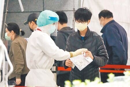 圖為台北市的防疫急門診,快篩陽性的民眾藉由掛號、看診、拿藥、PCR的一條龍服務,快速獲得醫療協助。(本報資料照片)