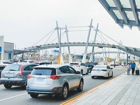 
收假人潮5日中午過後開始湧入高鐵台中站，接送客區車輛也略有壅塞情形出現，但都還算順暢。（潘虹恩攝）
