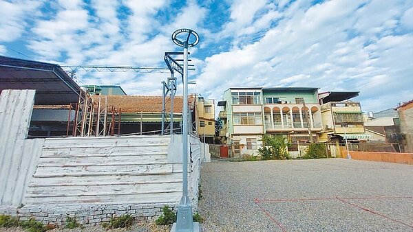 台中市大雅區忠義市場缺乏停車空間,交通局爭取使用國防部閒置土地闢建停車場,去年底啟用。(交通局提供/張亦惠台中傳真)