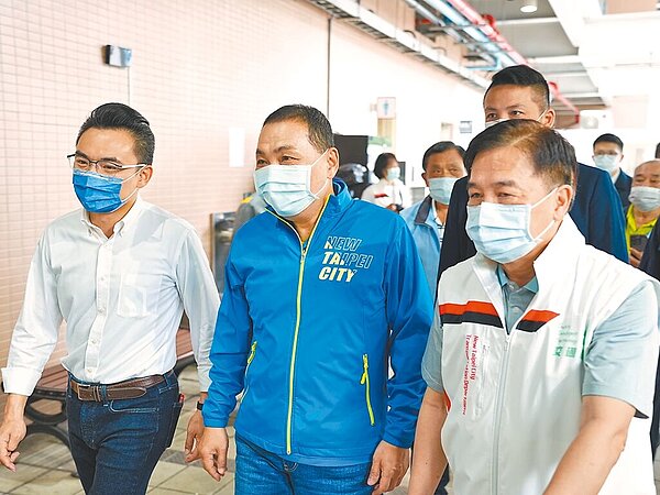 清明連假最后一天，新北市長侯友宜（前排中）前往淡水視察聯外運輸、景点及墓園周邊交通管制與重要幹道交通路况。（黄敬文攝）