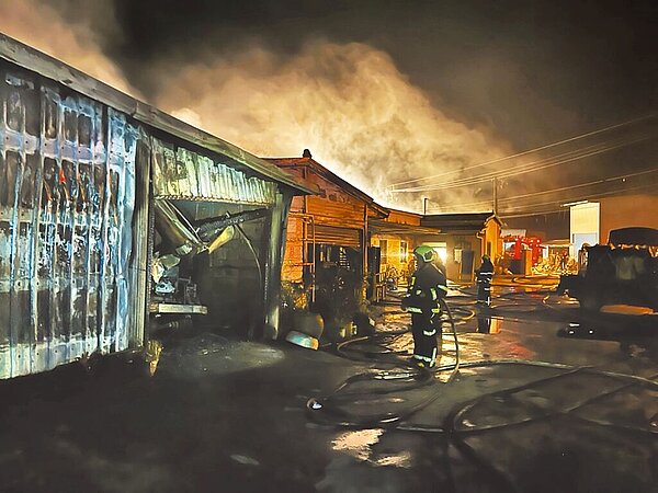 花蓮縣玉里鎮一處農糧行民宅4日深夜竄出大火，屋內農耕機具全都燒毀。（花蓮縣消防局提供／王志偉花蓮傳真）