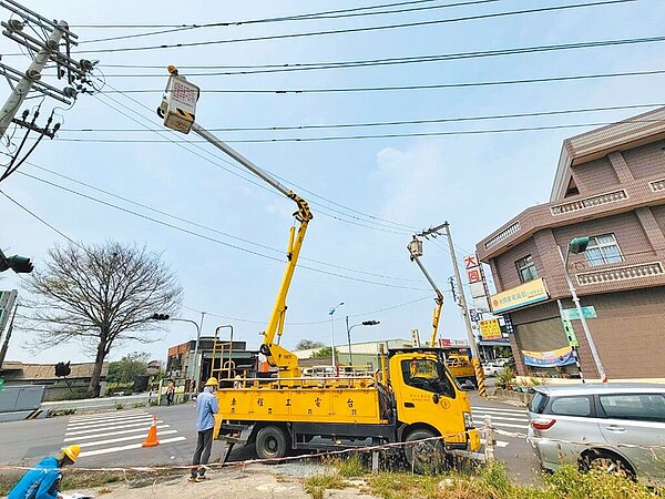 雲林縣口湖鄉數百戶民宅停電祭祖被迫中斷,台電全力搶修。(民眾提供/張朝欣雲林傳真)