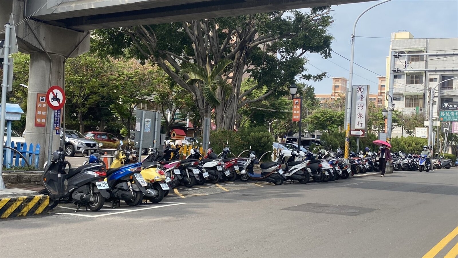 彰化縣府二辦周邊無足夠機車停車位，常見停車亂象。記者劉明岩／攝影 